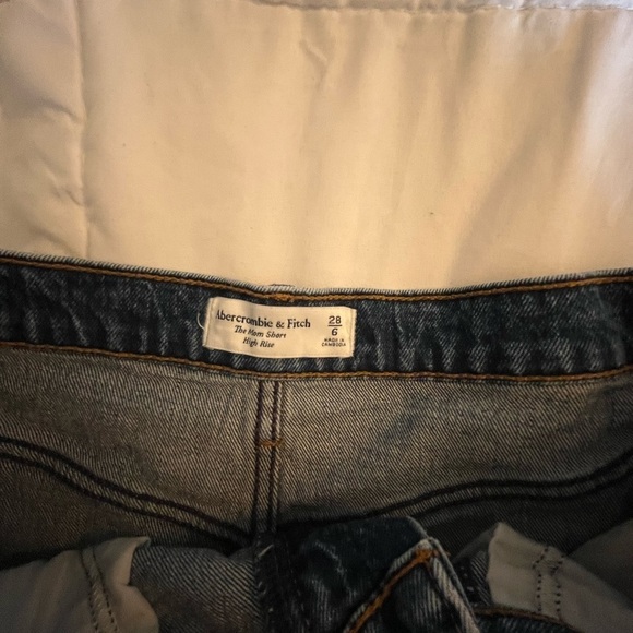 ABERCROMBIE & FITCH High Rise Mom Short, size 28 medium wash cut off's - Picture 7 of 12